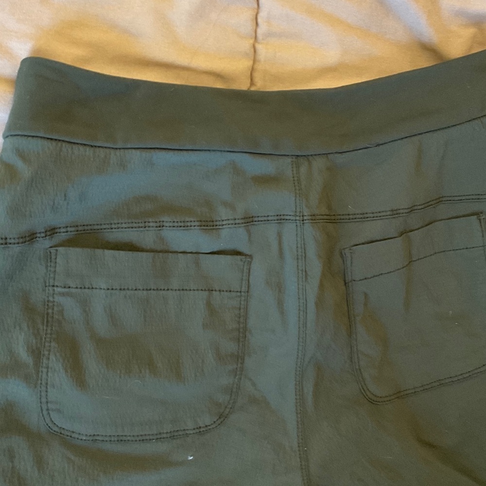 Athleta Olive Green Utility Cargo Shorts - Picture 4 of 5